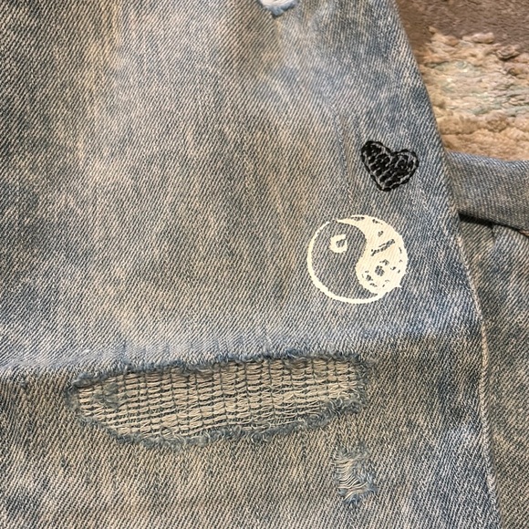 Trendy Light Wash Jeans with Patches - Picture 5 of 9